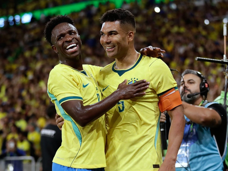 Vinicius Junior a Casemiro oslavujú gól