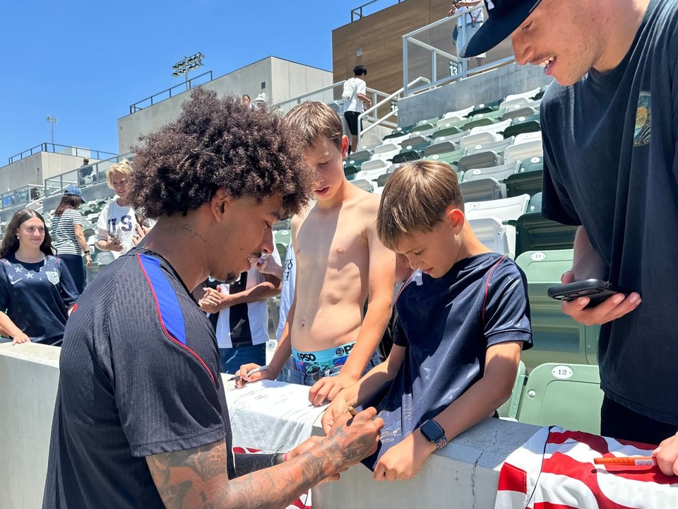 Americký futbalový obranca Chris Richards rozdáva fanúšikom autogramy po prvom tréningu americkej futbalovej reprezentácie pred začiatkom MS.