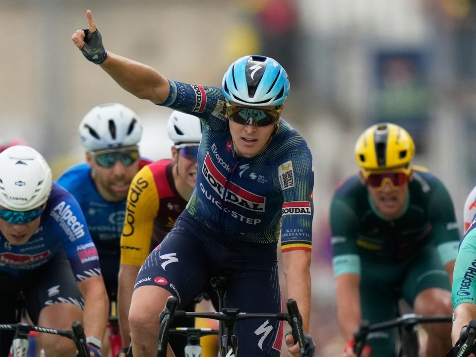Na snímke belgický pretekár Tim Merlier (uprostred) z tímu Soudal Quick-Step víťazí v zvlnenej 12. etape cyklistických pretekov Tour de France.