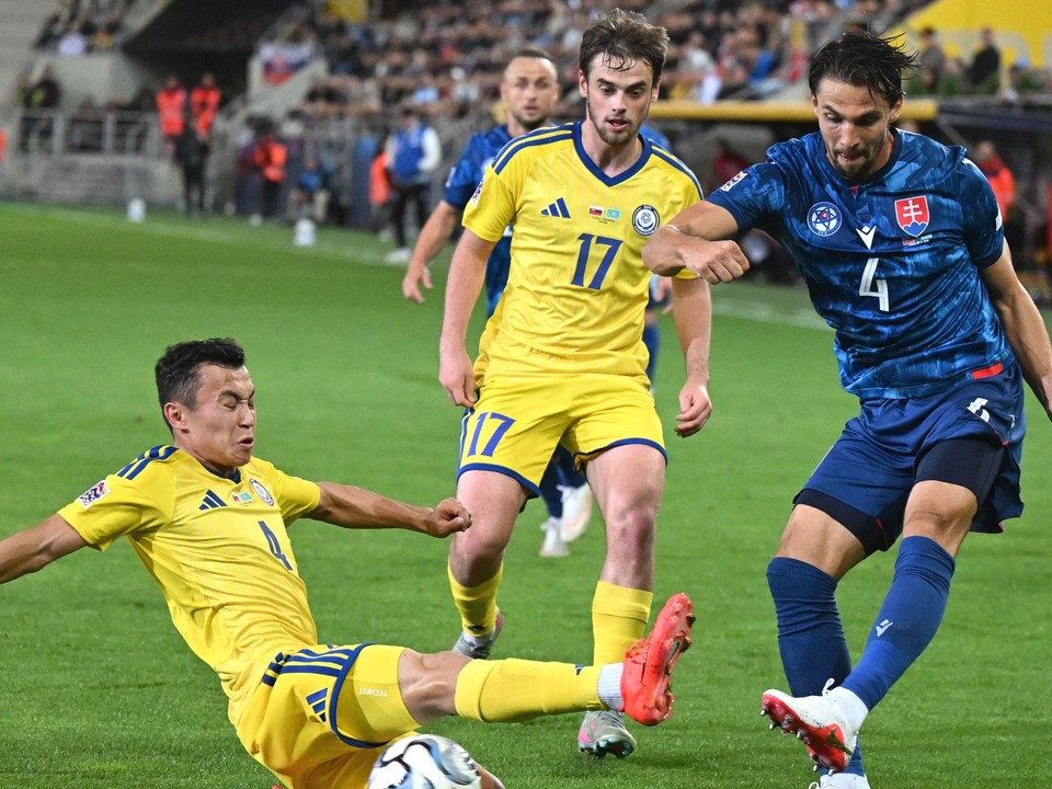 Slovenský obranca Martin Valjent (vpravo) v zápase Ligy národov proti Kazachstanu. 