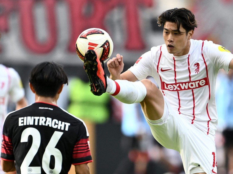 Na snímke hráč Freiburgu Juito Suzuki (vpravo) a hráč Frankfurtu Keita Kosugi
bojujú o loptu v zápase 4. kola Bundesligy vo futbale Eintracht Frankfurt - SC Freiburg.