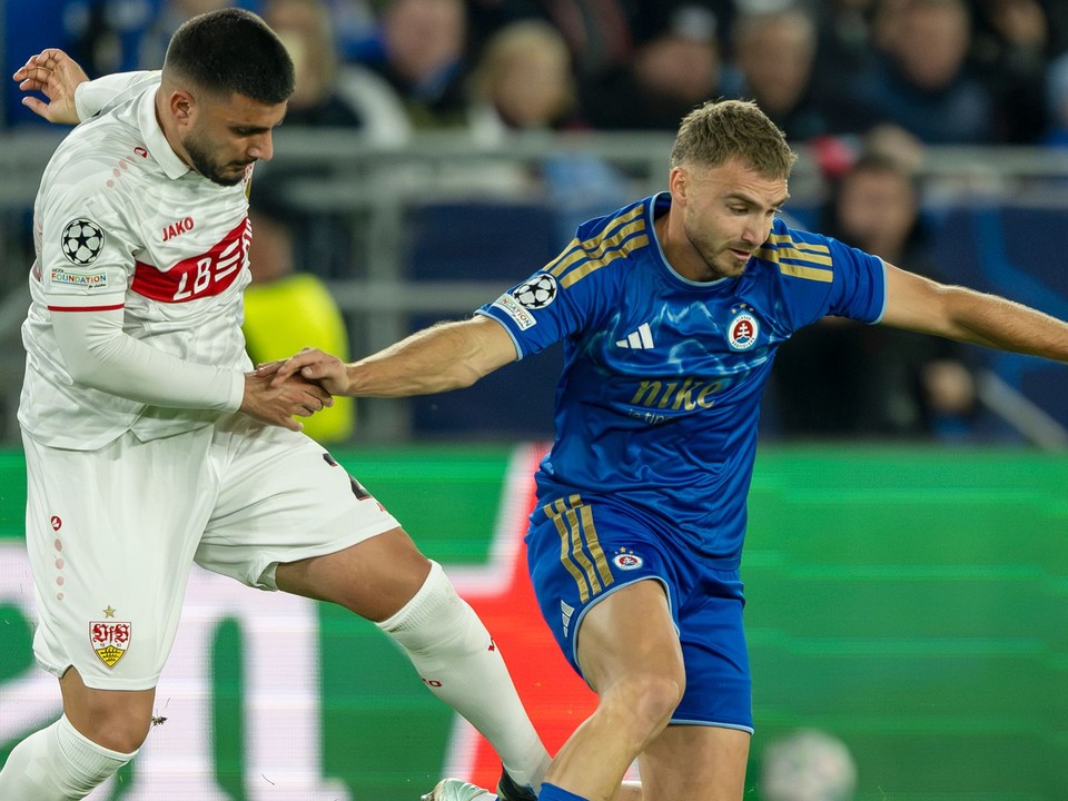 sprava Peter Pokorný (Slovan) a Deniz Undav (Stuttgart) počas zápasu 2. kola ligovej fázy Ligy majstrov ŠK Slovan Bratislava - VfB Stuttgart