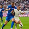 Phil Foden a Denis Vavro v súboji o loptu v zápase Slovensko - Anglicko v osemfinále EURO 2024.