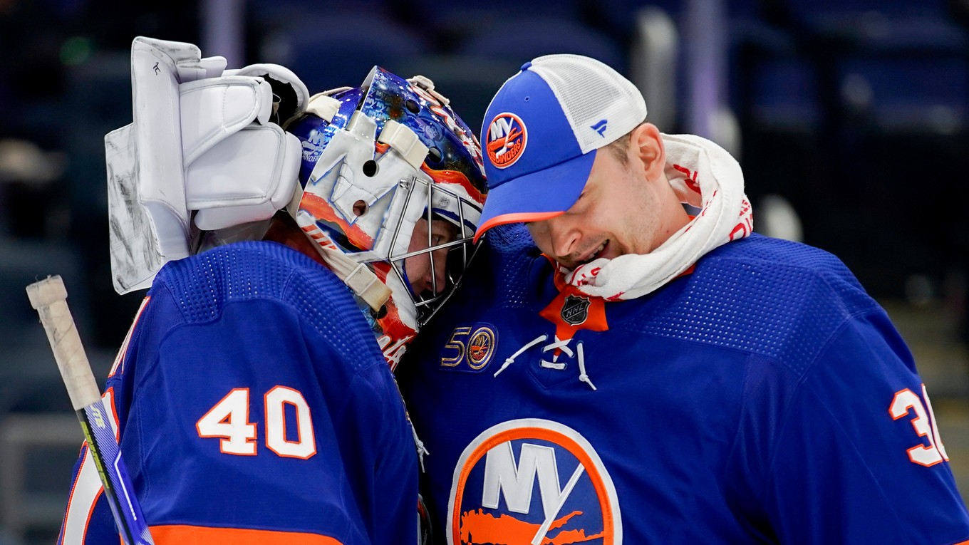 Brankárska dvojica New Yorku Islanders Semion Varlamov (vľavo) a Iľja Sorokin (vpravo).