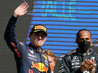 Max Verstappen z tímu Red Bull a Lewis Hamilton z Mercedesu.