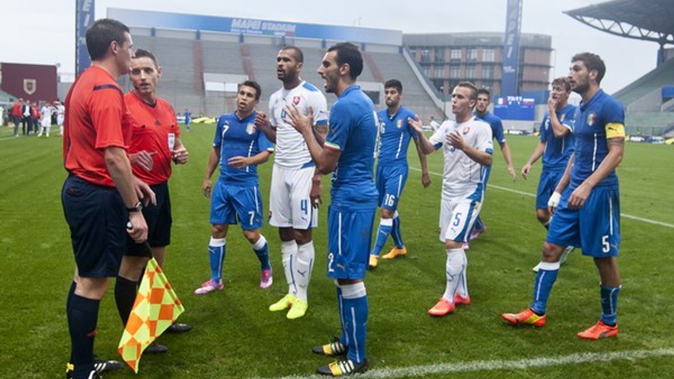 Na snímke vľavo postranný rozhodca Gavin Harris a druhý zľava hlavný rozhodca Steven McLean (obaja Škótsko) v diskusii, po ktorej hlavný rozhodca odvolal pokutový kop, ktorý nariadil.