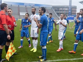 Na snímke vľavo postranný rozhodca Gavin Harris a druhý zľava hlavný rozhodca Steven McLean (obaja Škótsko) v diskusii, po ktorej hlavný rozhodca odvolal pokutový kop, ktorý nariadil.