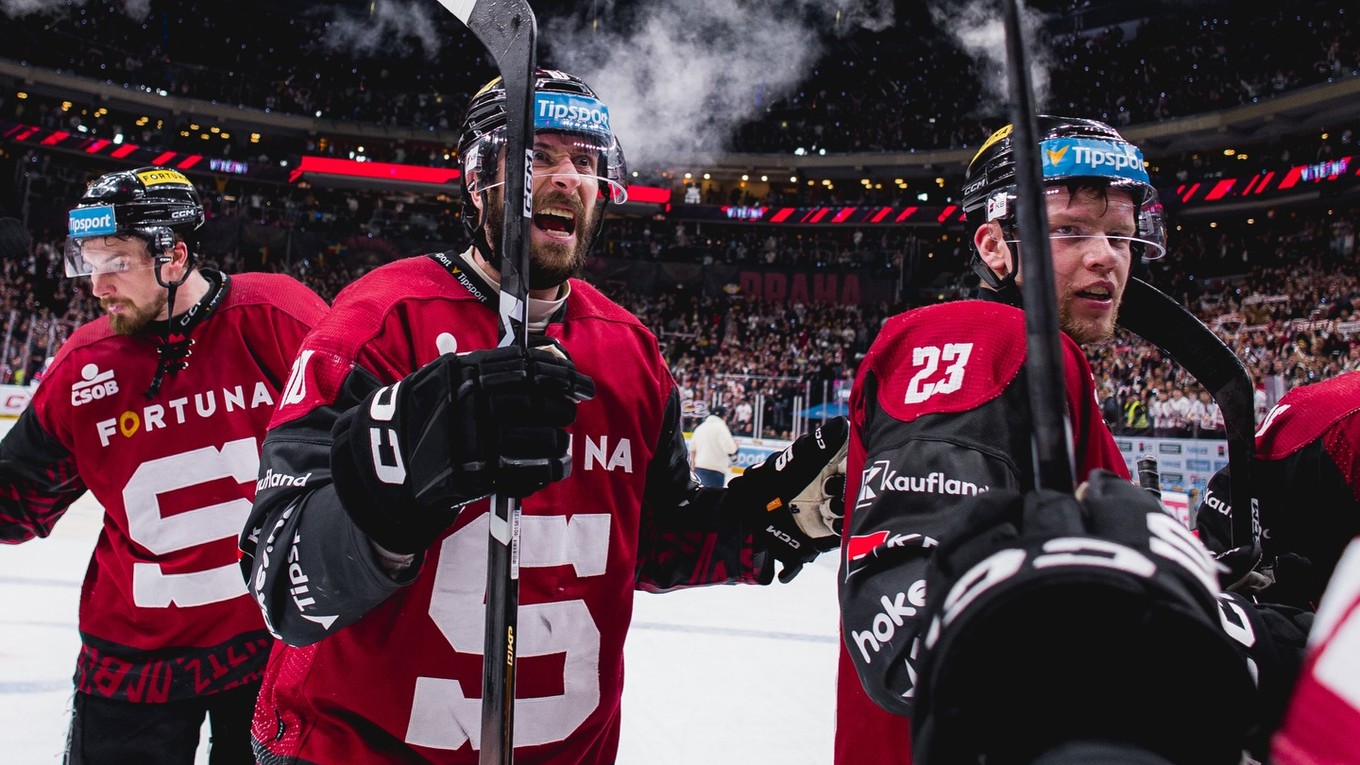 Hráči Sparta Praha sa tešia z domácej výhry. 