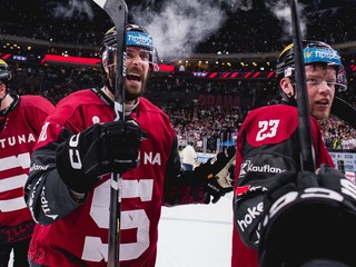 Hráči Sparta Praha sa tešia z domácej výhry.