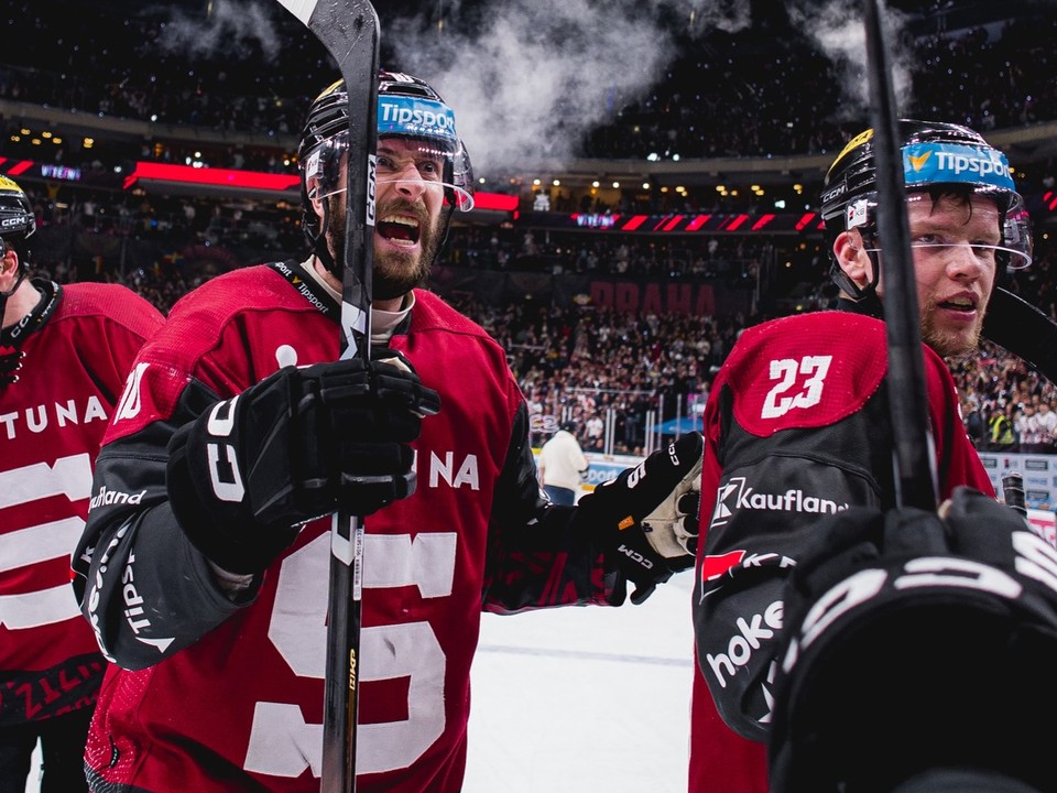 Hráči Sparta Praha sa tešia z domácej výhry. 