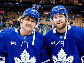 Bratia William (vľavo) a Alexander Nylanderovci v drese Toronta Maple Leafs.