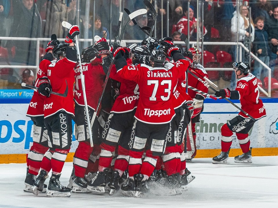 Hokejisti Banskej Bystrice sa tešia z  výhry