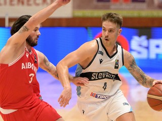 zľava Adriano Topalli (Albánsko) a Mario Ihring (Slovensko) v zápase C-skupiny prvej fázy predkvalifikácie ME 2029