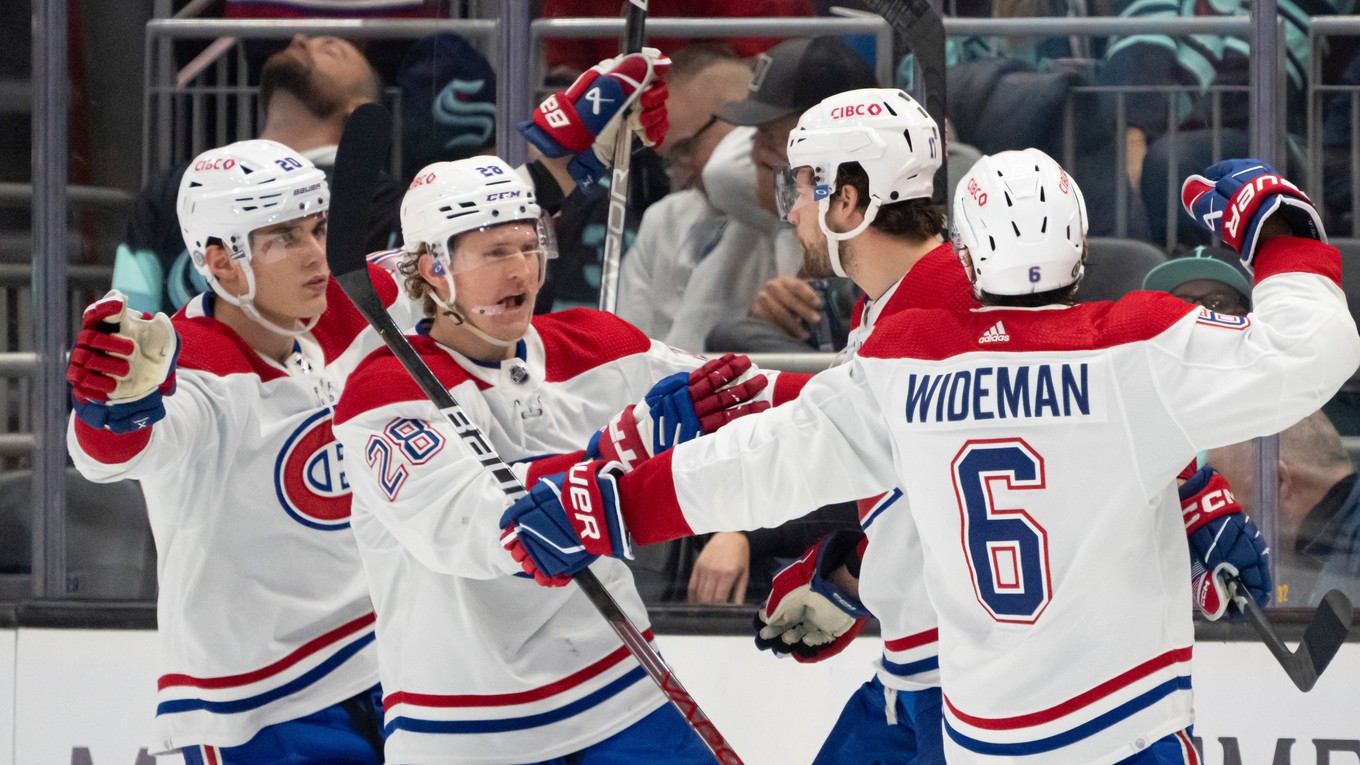 Montreal Canadiens s Jurajom Slafkovským (vľavo).