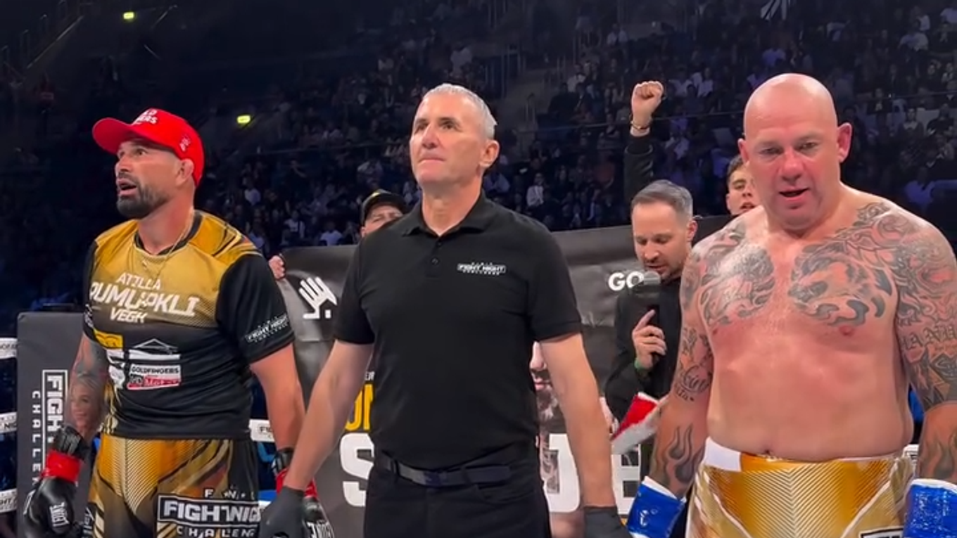 Attila Végh a Ondřej Hutník (vpravo) počas vyhlasovania víťaza.