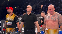 Attila Végh a Ondřej Hutník (vpravo) počas vyhlasovania víťaza.