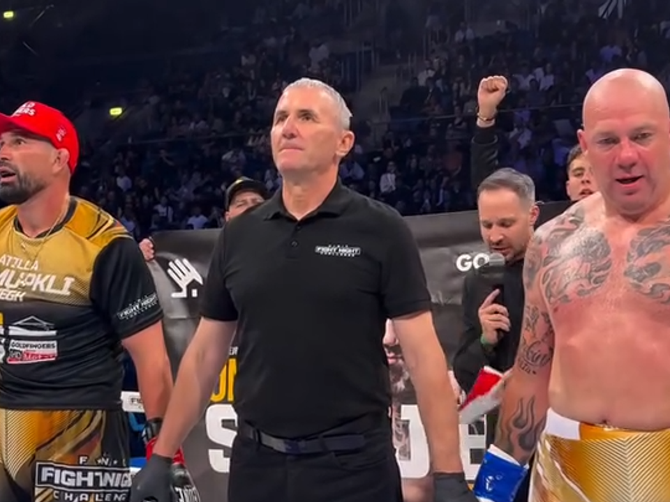 Attila Végh a Ondřej Hutník (vpravo) počas vyhlasovania víťaza.