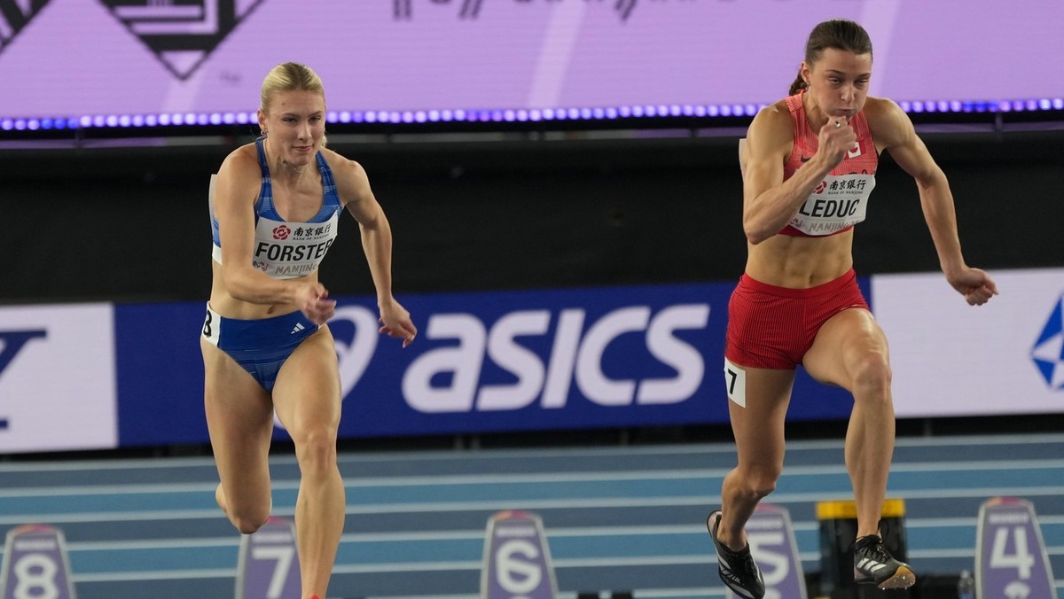 Viktória Forster (vľavo) na halových MS v atletike 2025.