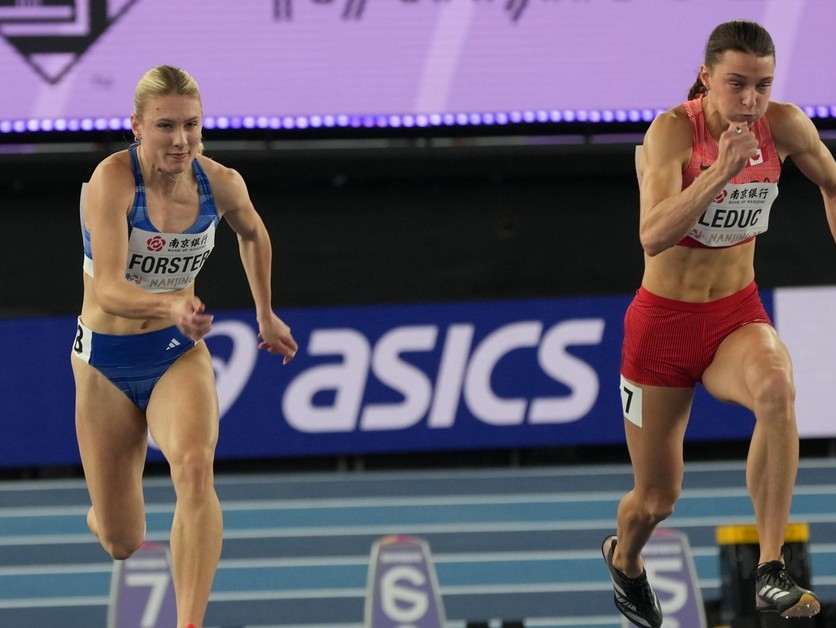 Viktória Forster (vľavo) na halových MS v atletike 2025.