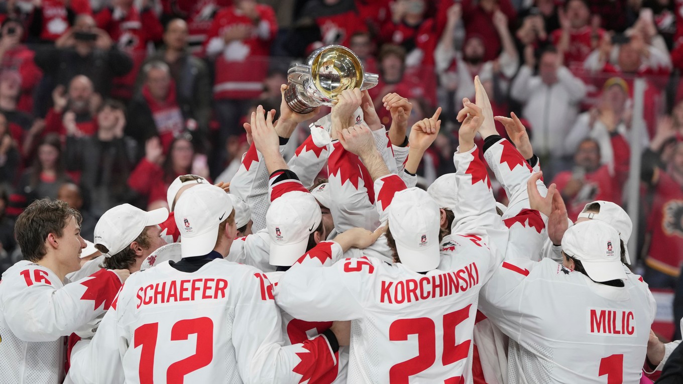Kanaďania oslavujú zisk titulu na MS v hokeji do 20 rokov 2023.