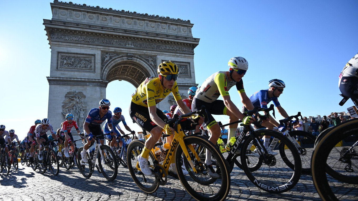 Záverečná etapa Tour de France na Elyzejských poliach v Paríži.