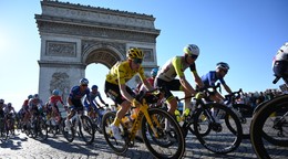 Záverečná etapa Tour de France na Elyzejských poliach v Paríži.