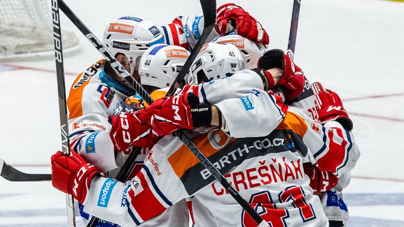 Peter Čerešňák sa teší po strelenom gól so spoluhráčmi z HC Dynamo Pardubice.