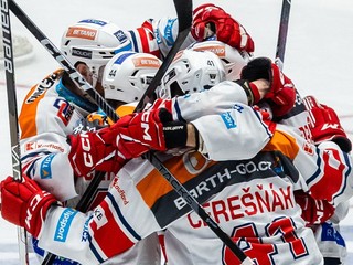 Peter Čerešňák sa teší po strelenom gól so spoluhráčmi z HC Dynamo Pardubice.