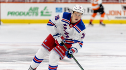 Adam Sýkora v drese New York Rangers.