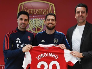 Jorginho pri podpise zmluvy v Arsenale Londýn.