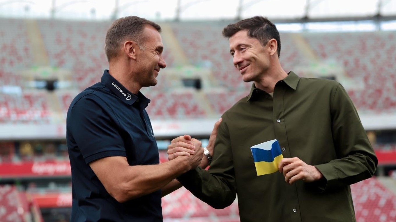 Robert Lewandowski dostáva kapitánsku pásku vo farbách Ukrajiny od Andrija Ševčenka.