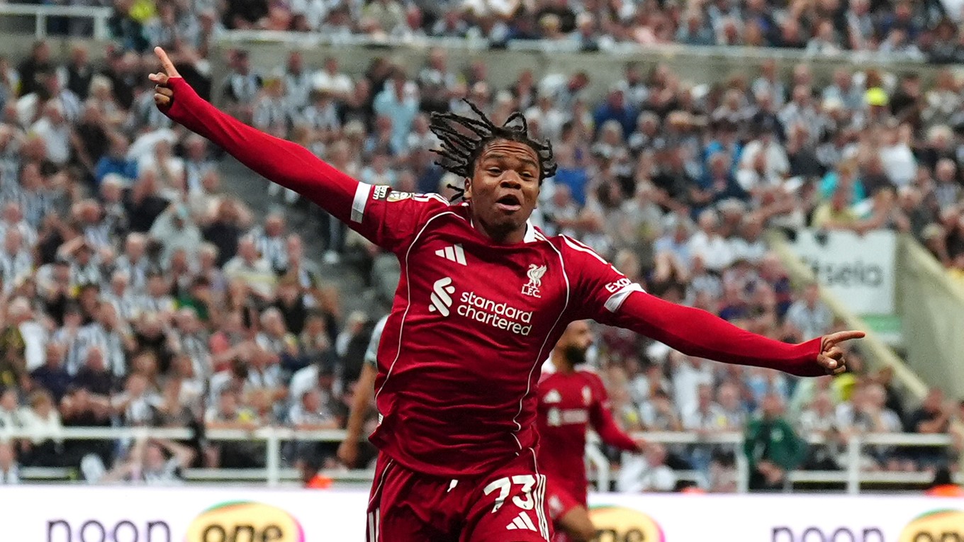 Hráč Rio Ngumoha z Liverpoolu oslavuje víťazný gól.