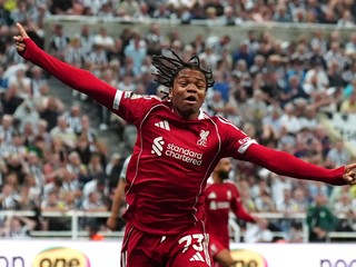 Hráč Rio Ngumoha z Liverpoolu oslavuje víťazný gól.