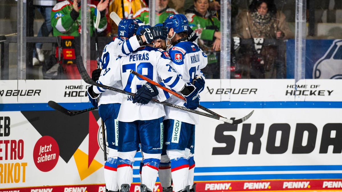 Radosť hráčov Slovenska počas zápasu Slovensko - Lotyšsko na Nemeckom pohári 2025.