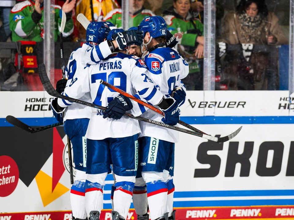 Radosť hráčov Slovenska počas zápasu Slovensko - Lotyšsko na Nemeckom pohári 2025.