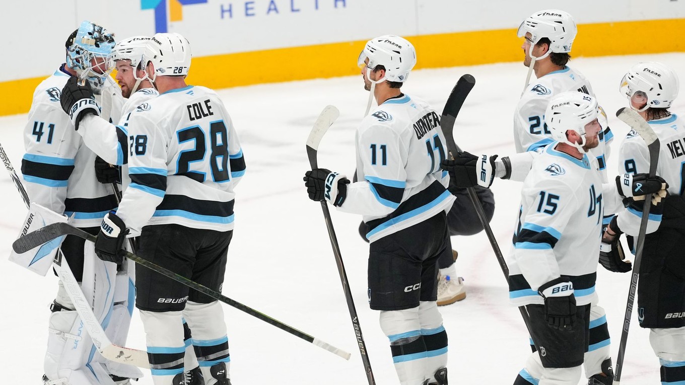 Hráči tímu NHL Utah Mammoth oslavujú víťazstvo.