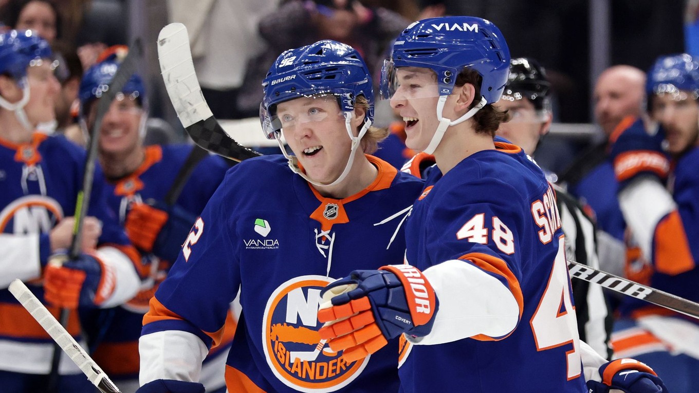 Pravé krídlo tímu New York Islanders Simon Holmstrom prijíma gratulácie po strelení gólu od Matthew Schaefera 