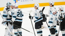 Hráči tímu NHL Utah Mammoth oslavujú víťazstvo.