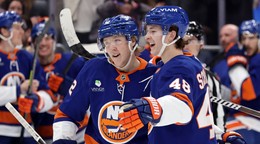 Pravé krídlo tímu New York Islanders Simon Holmstrom prijíma gratulácie po strelení gólu od Matthew Schaefera