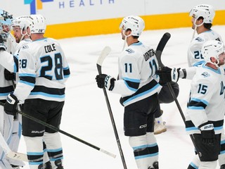 Hráči tímu NHL Utah Mammoth oslavujú víťazstvo.