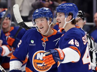 Pravé krídlo tímu New York Islanders Simon Holmstrom prijíma gratulácie po strelení gólu od Matthew Schaefera