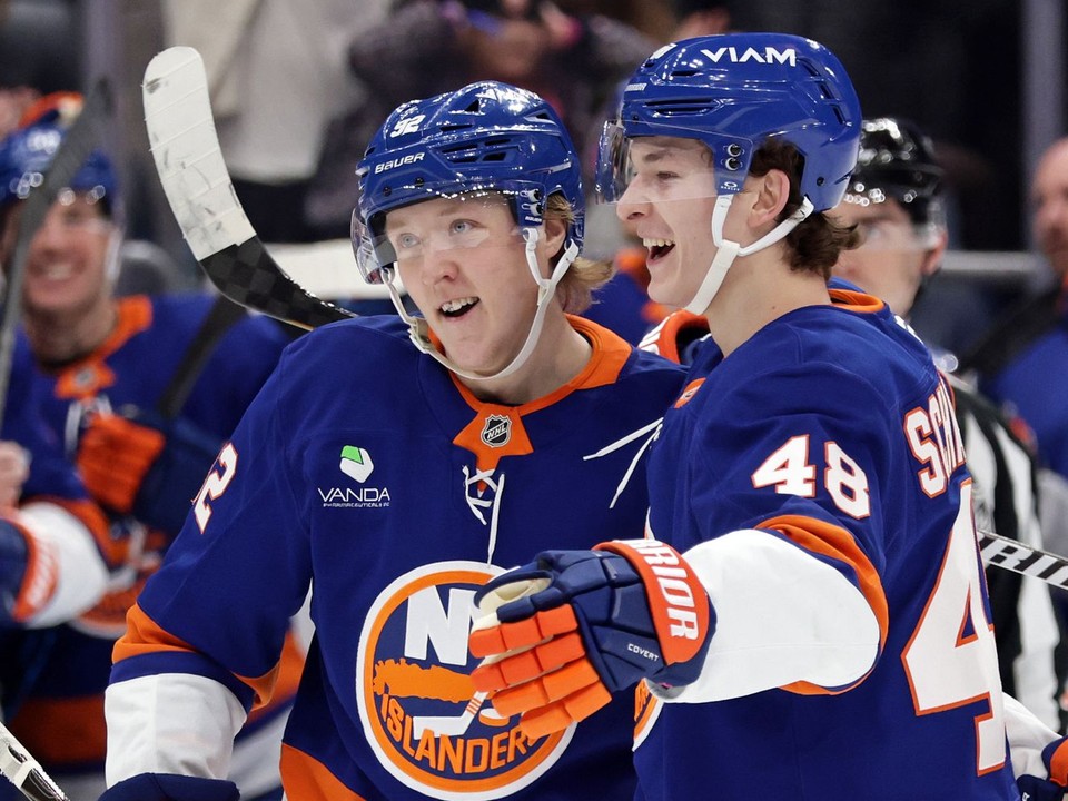 Pravé krídlo tímu New York Islanders Simon Holmstrom prijíma gratulácie po strelení gólu od Matthew Schaefera