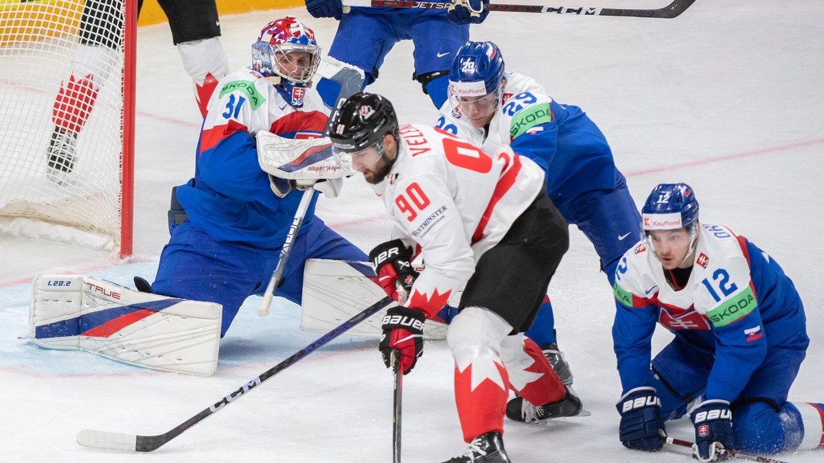 Joe Veleno (v strede) v zápase Slovensko - Kanada na MS v hokeji 2023.