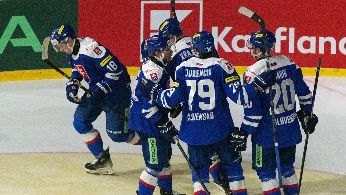 Radosť hráčov Slovenska po prvom góle počas prípravného zápasu pred MS 2025 Slovensko - Nemecko.