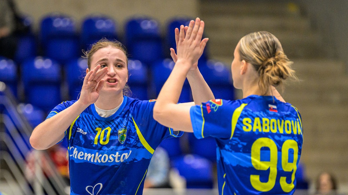 Karina Soskydová, Barbora Sabovová (obe Michalovce) reagujú počas odvety štvrťfinále Európskeho pohára EHF žien v hádzanej MŠK Iuventa Michalovce - Cabooter Fortes Venlo.