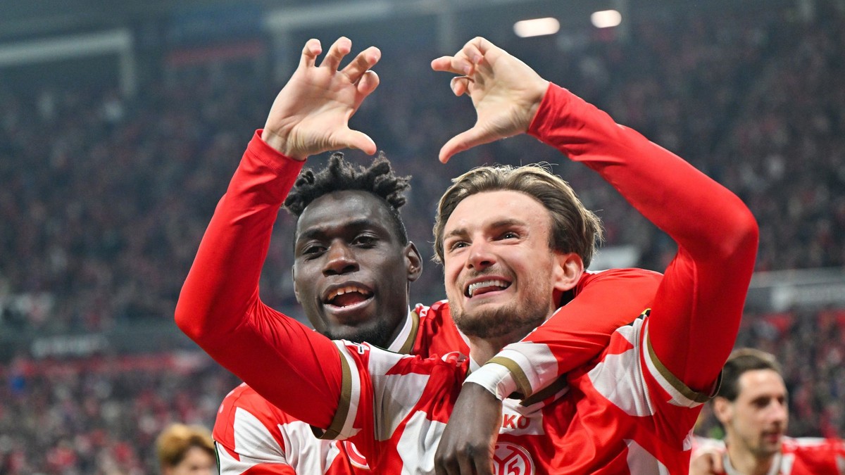 Hráči Mainzu oslavujú gól. 