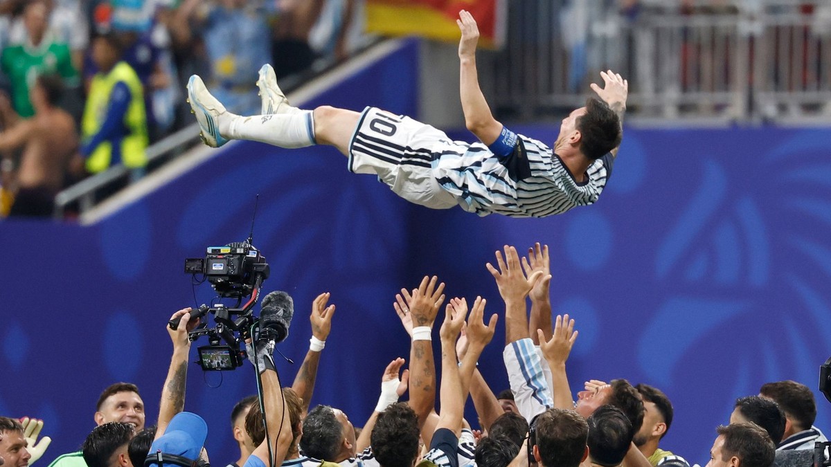Lionel Messi (10) lietal vo vzduchu.