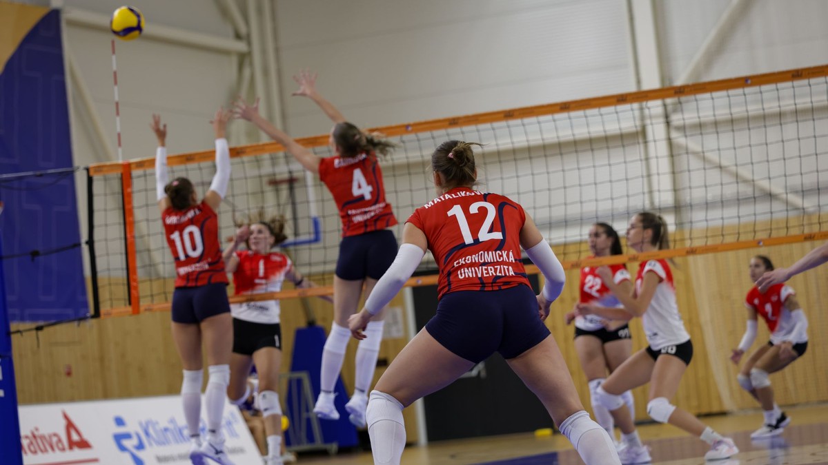 Na snímke v popredí Karolína Matalíková (Slávia EUBA) počas 1. kola volejbalovej Niké extraligy žien KOOPERATIVA Slávia EUBA - ŠK ELBA Prešov.