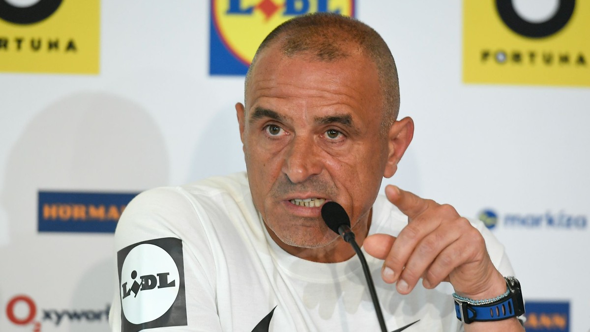 Tréner Francesco Calzona počas tlačovej konferencie.