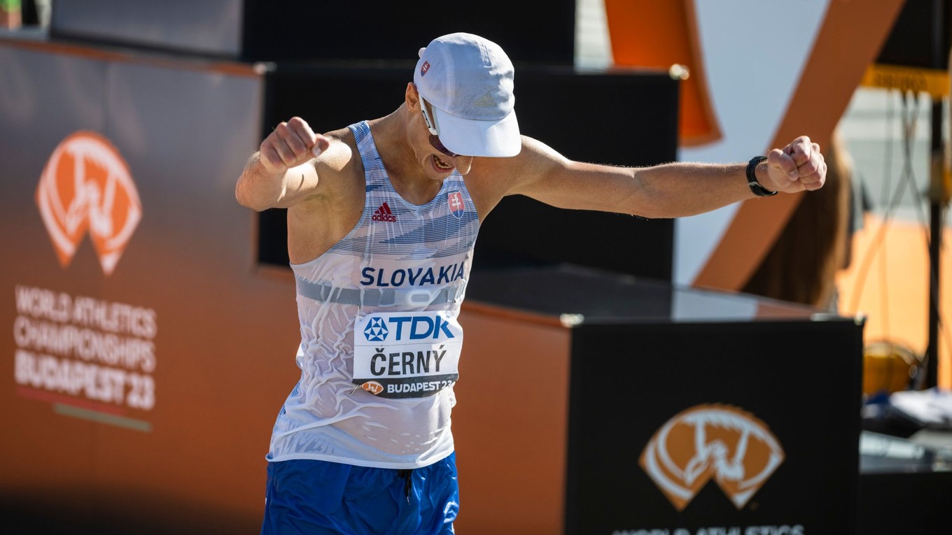 Slovenský chodec Dominik Černý v cieli na MS v atletike 2023.